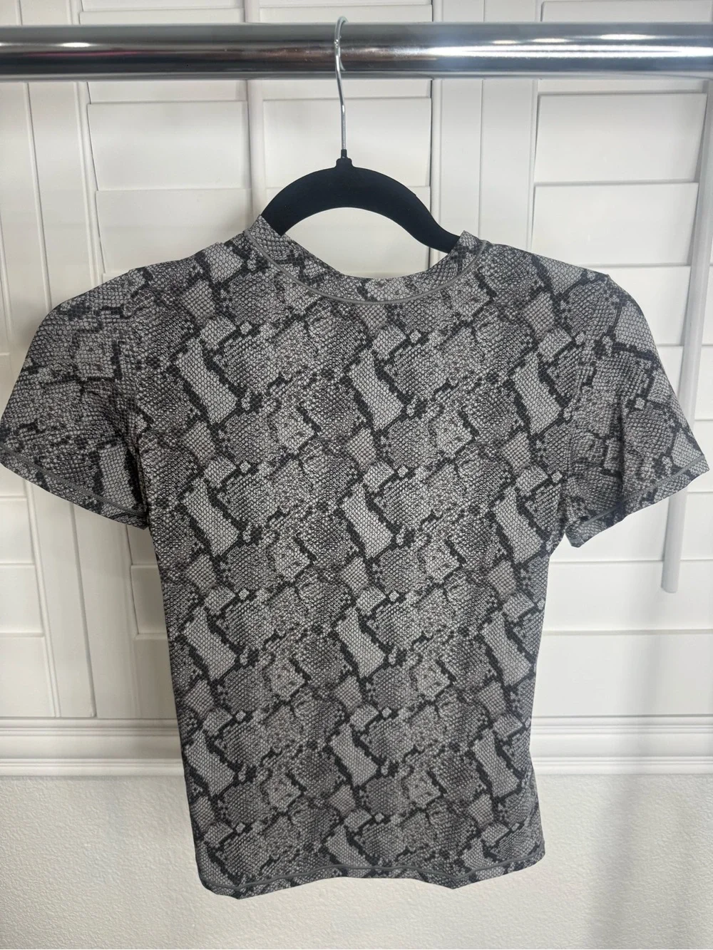 SKIMS Gray & Black Snake-Print Short Sleeve Tee